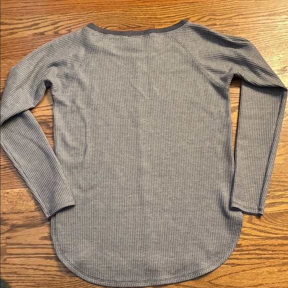 Lilla P Small Gray Long Sleeve Waffle Knit with Rounded Hem Top. - Picture 7 of 7
